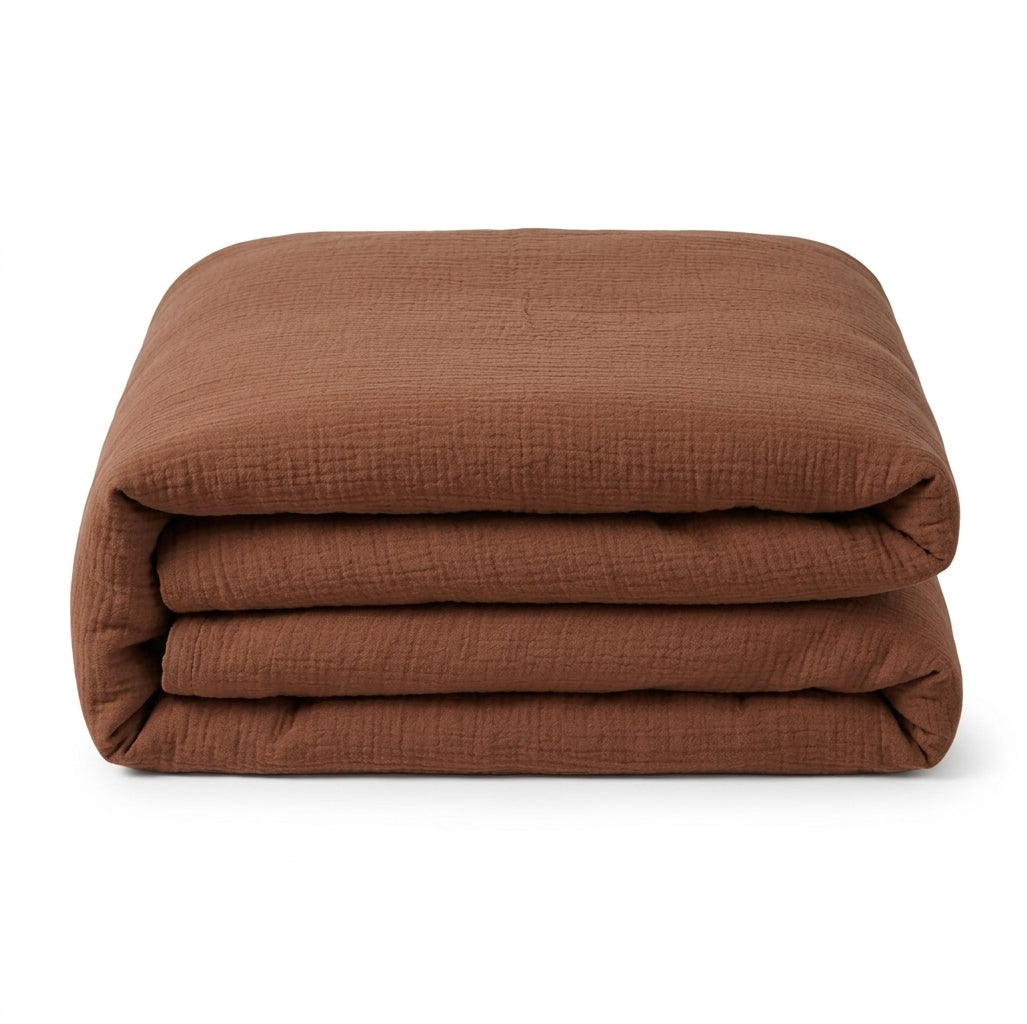 Housse de couette en mousseline de coton marron, pliée en trois