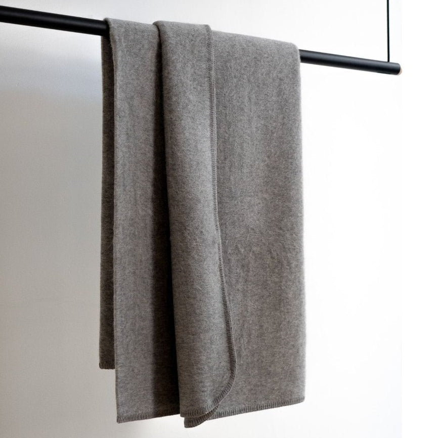 Jeté en laine Lana Sömn Home en mélange alpaga et laine, plaid doux et texturé pour canapé ou lit.