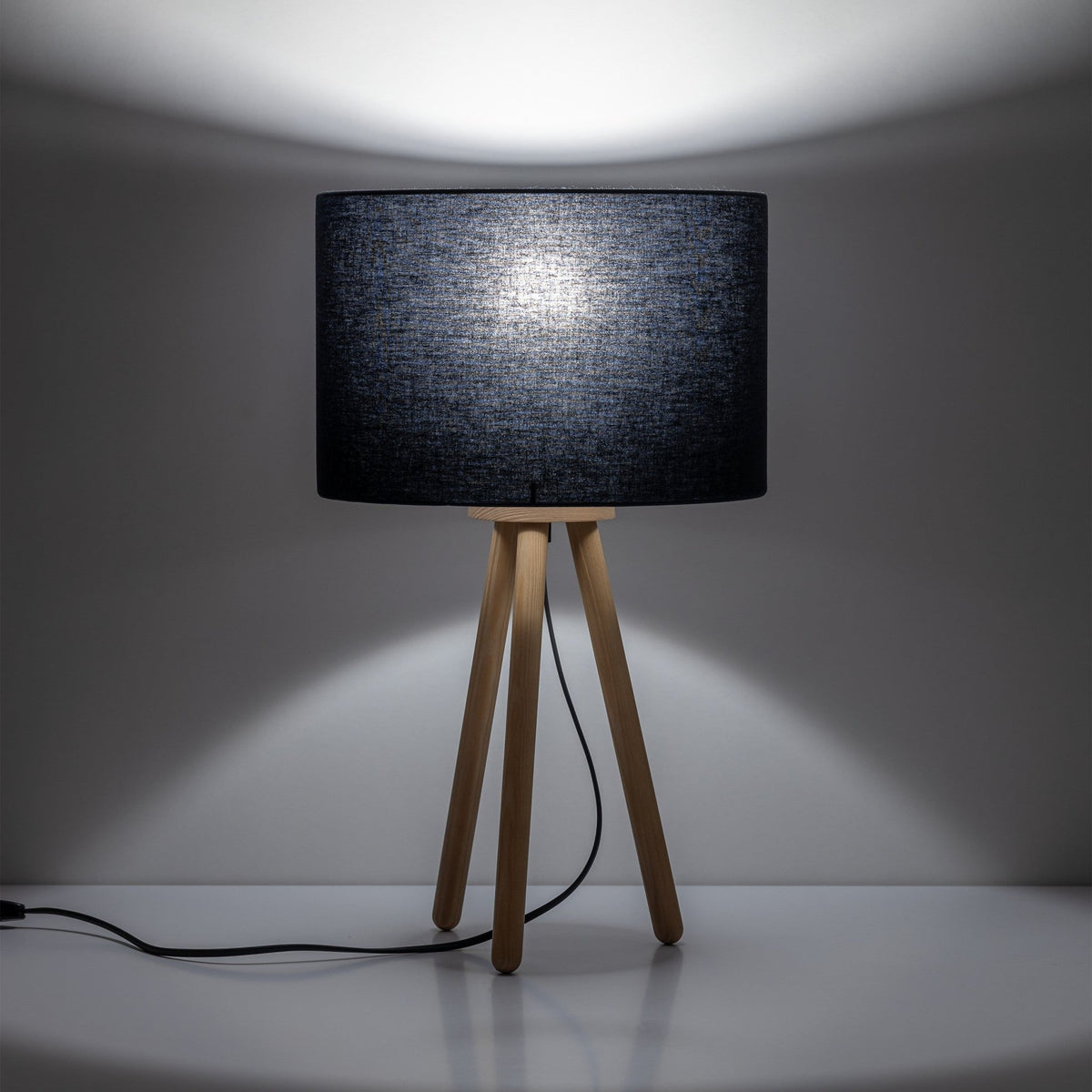 Lampe de table: abat-jour en tissu bleu foncé texturé, trépied en bois clair