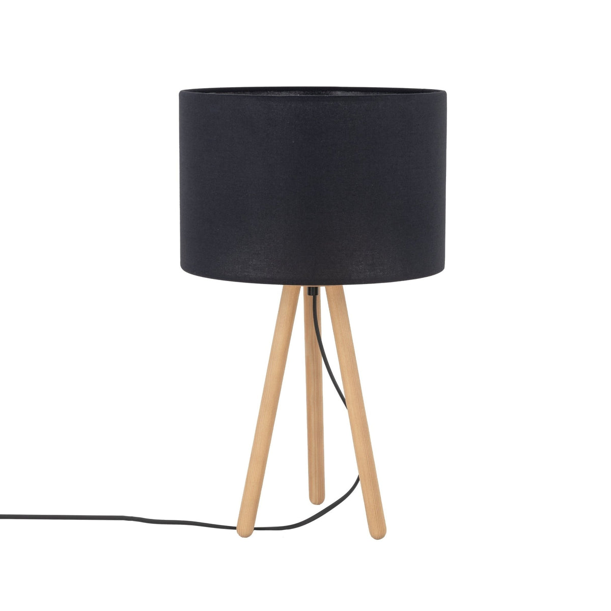 Lampe de table TOKYO avec trépied en bois clair et abat-jour en tissu noir dans une chambre de style scandinave.