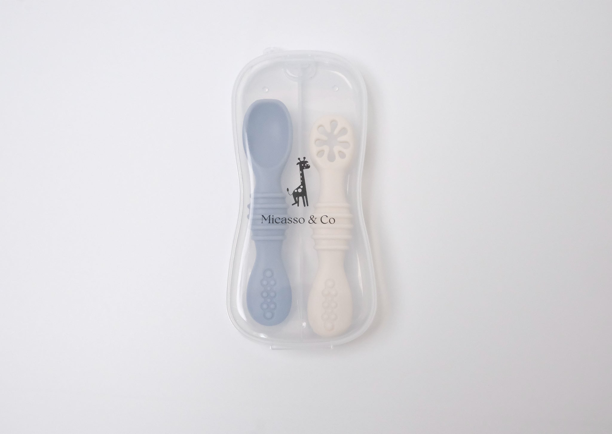 Les cuillères d'apprentissage en silicone - Les Trouvailles de JustineBébés et tout - petitsMicassoandcoblanc et bleu pâle