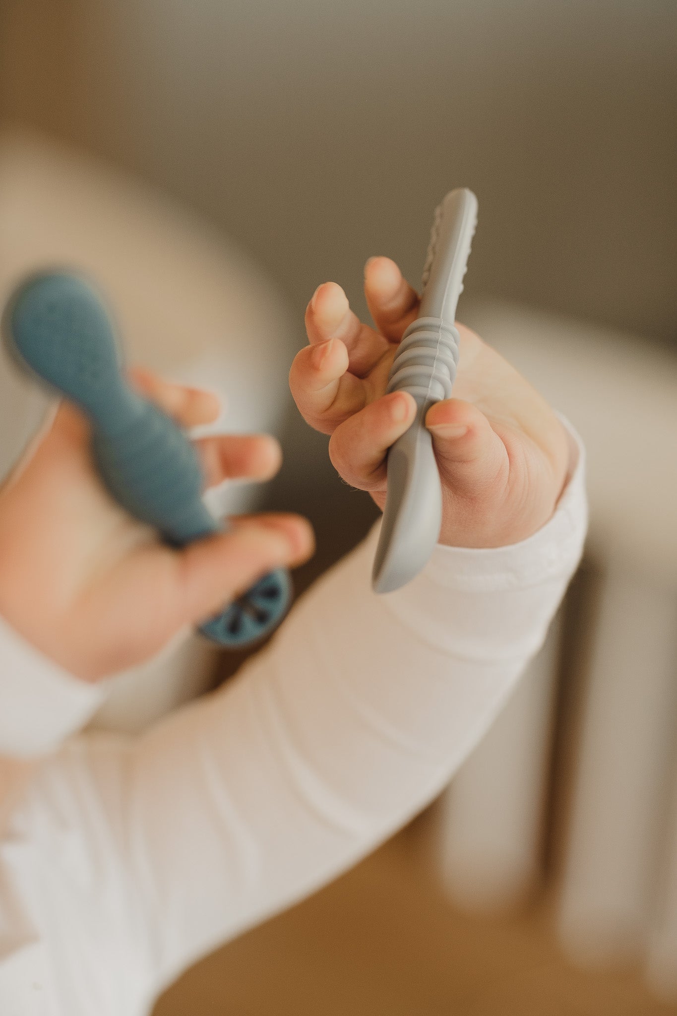 Les cuillères d'apprentissage en silicone - Les Trouvailles de JustineBébés et tout - petitsMicassoandcoblanc et bleu pâle