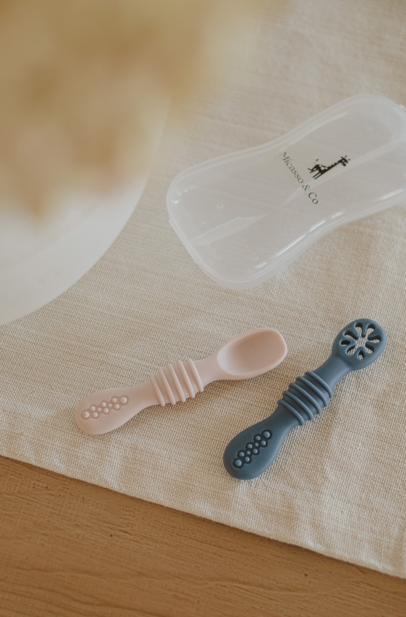 Les cuillères d'apprentissage en silicone - Les Trouvailles de JustineBébés et tout - petitsMicassoandcoblanc et bleu pâle