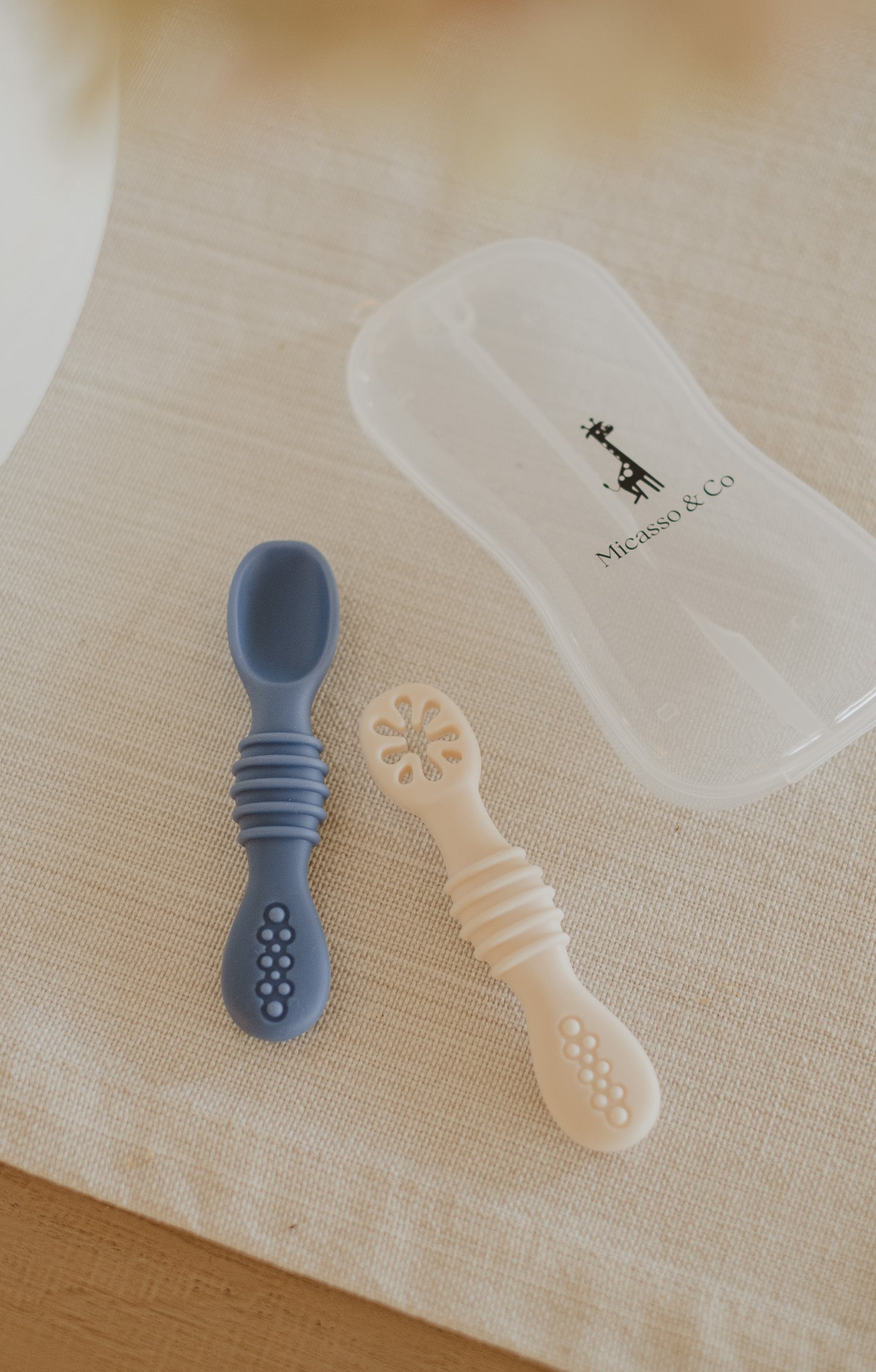 Les cuillères d'apprentissage en silicone - Les Trouvailles de JustineBébés et tout - petitsMicassoandcobleu majestueux et blanc crème