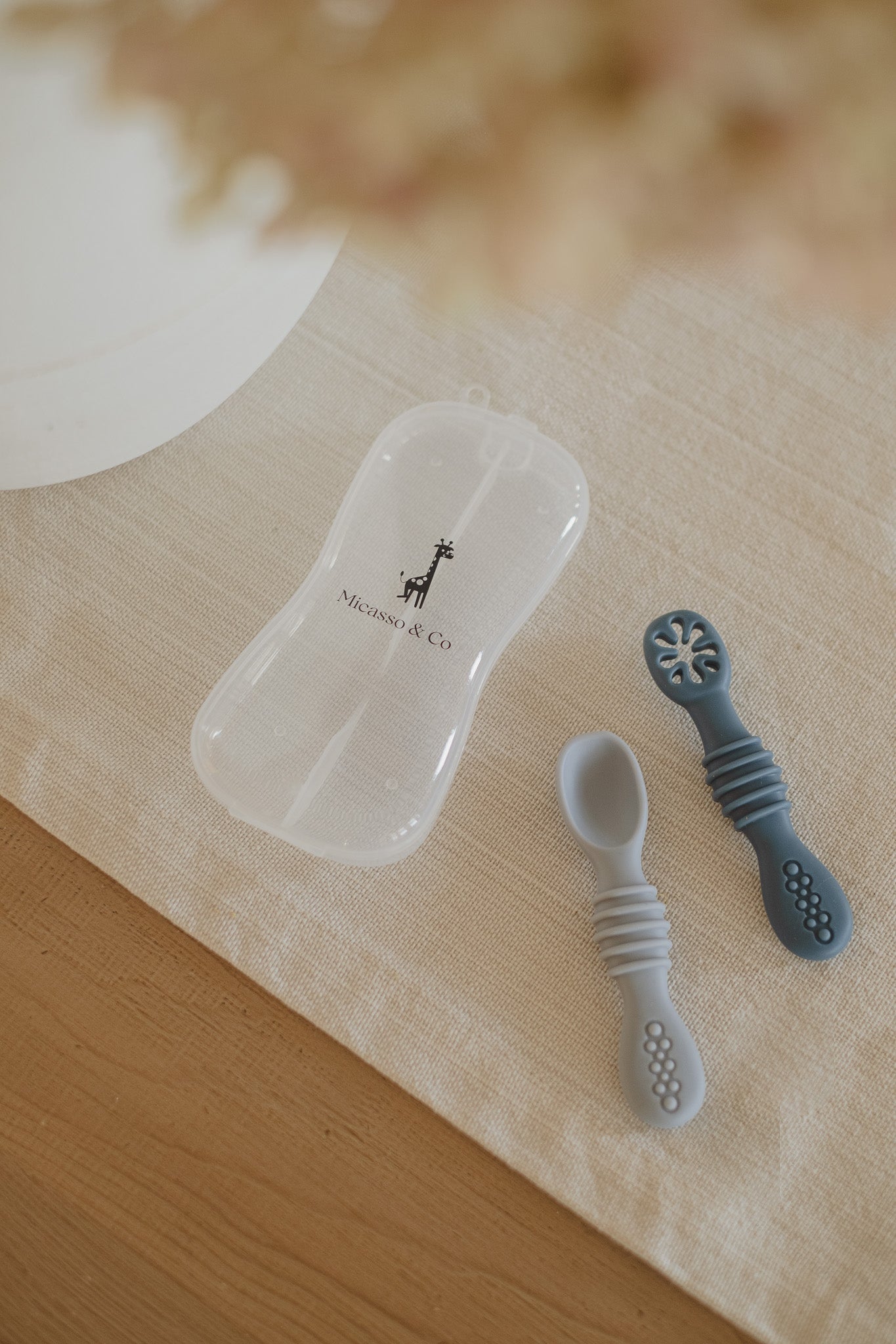 Les cuillères d'apprentissage en silicone - Les Trouvailles de JustineBébés et tout - petitsMicassoandcobleu pâle et bleu nuit
