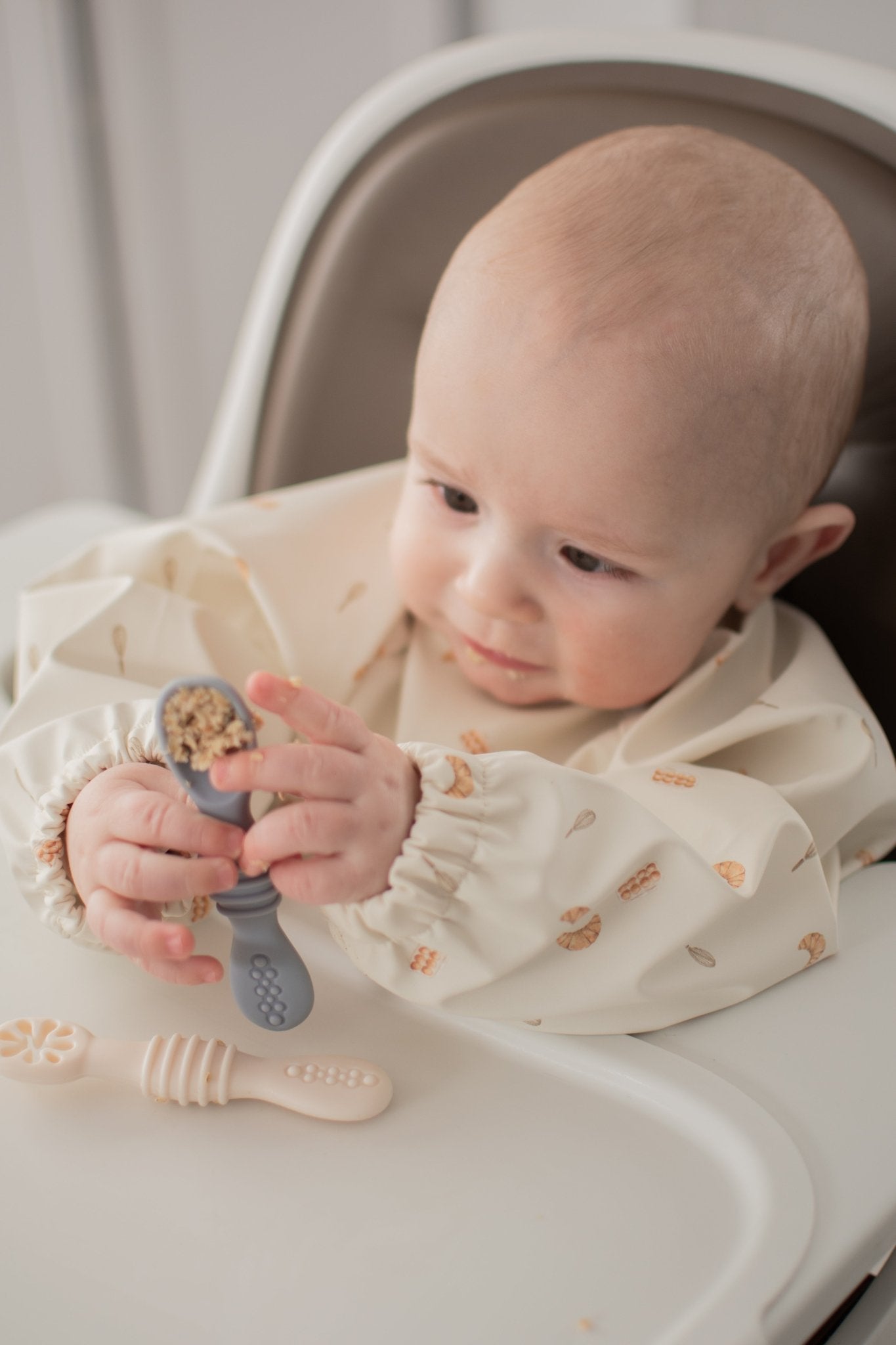 Les cuillères d'apprentissage en silicone - Les Trouvailles de JustineBébés et tout - petitsMicassoandcomauve et blanc crème