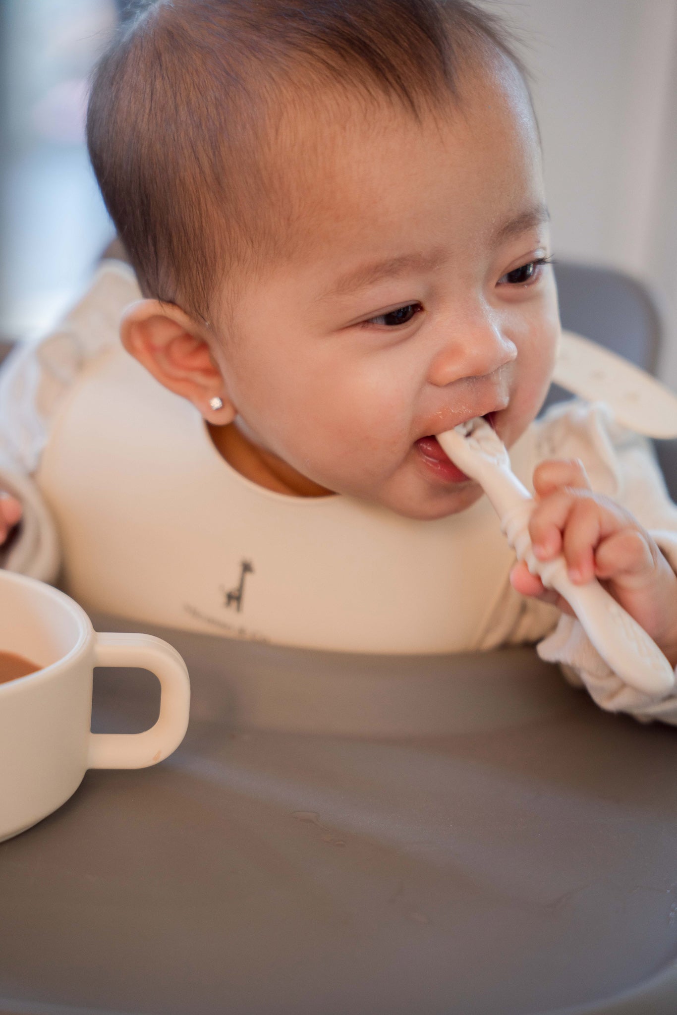 Les cuillères d'apprentissage en silicone - Les Trouvailles de JustineBébés et tout - petitsMicassoandcomauve et blanc crème