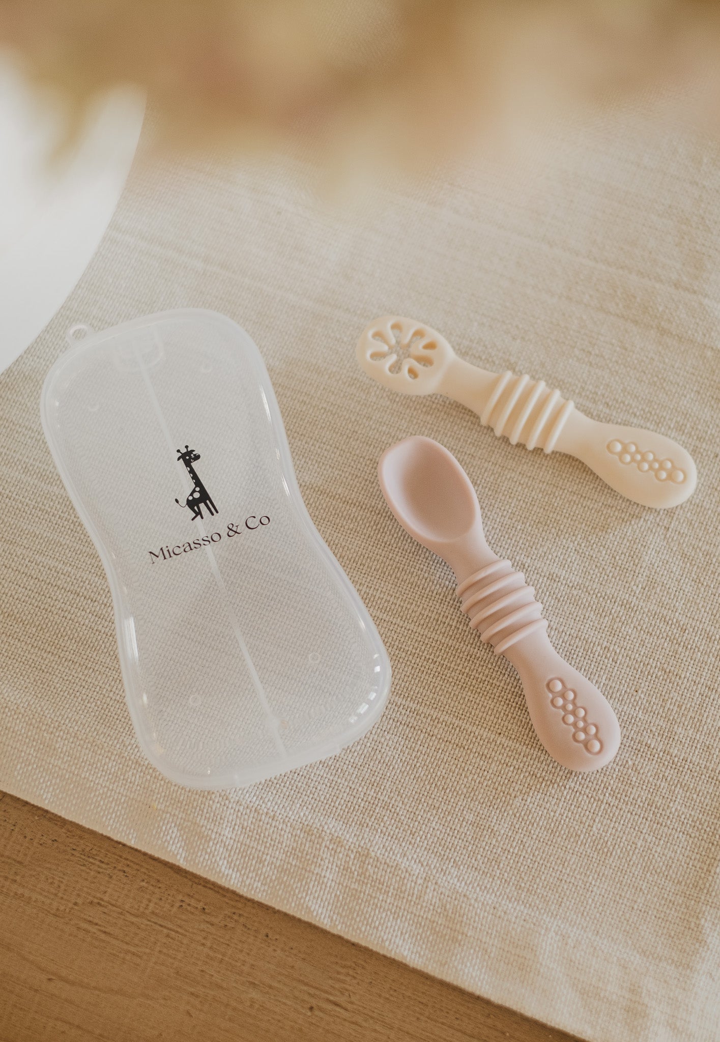 Les cuillères d'apprentissage en silicone - Les Trouvailles de JustineBébés et tout - petitsMicassoandcomauve et blanc crème