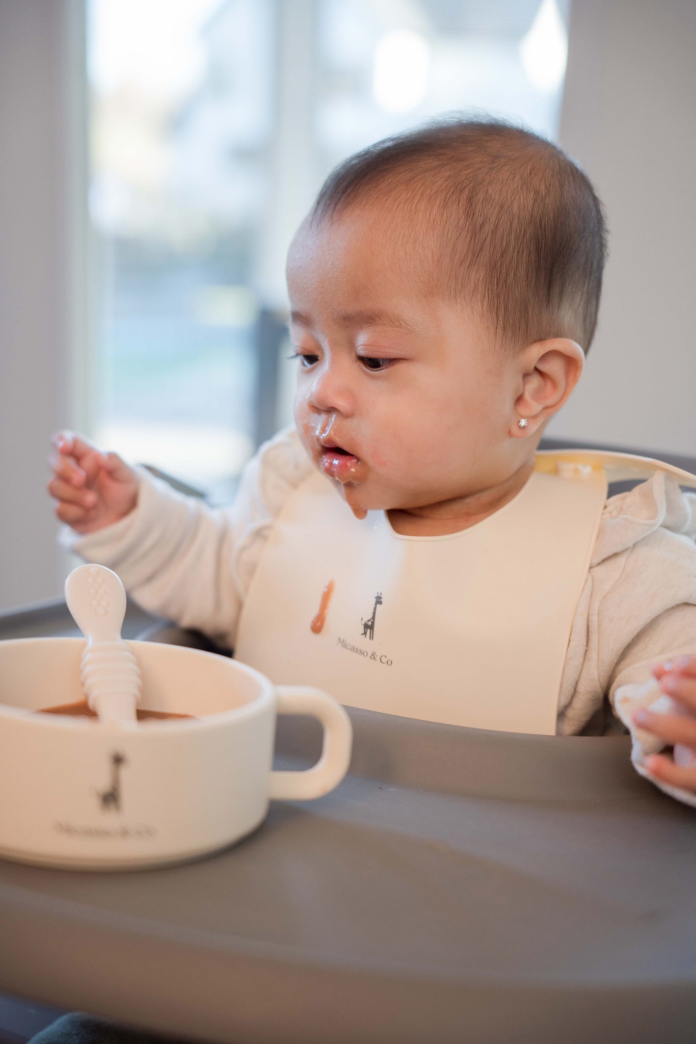 Les cuillères d'apprentissage en silicone - Les Trouvailles de JustineBébés et tout - petitsMicassoandcomauve et blanc crème