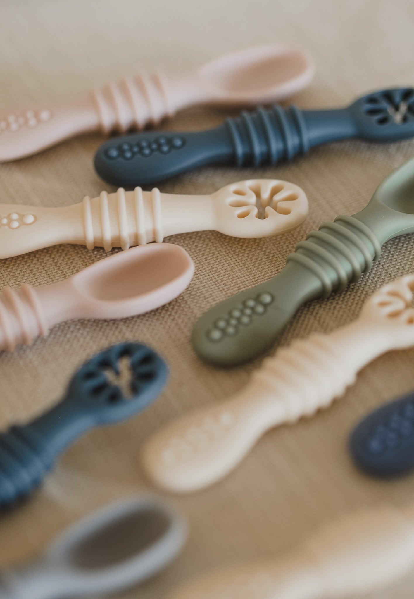 Les cuillères d'apprentissage en silicone - Les Trouvailles de JustineBébés et tout - petitsMicassoandcomauve et blanc crème
