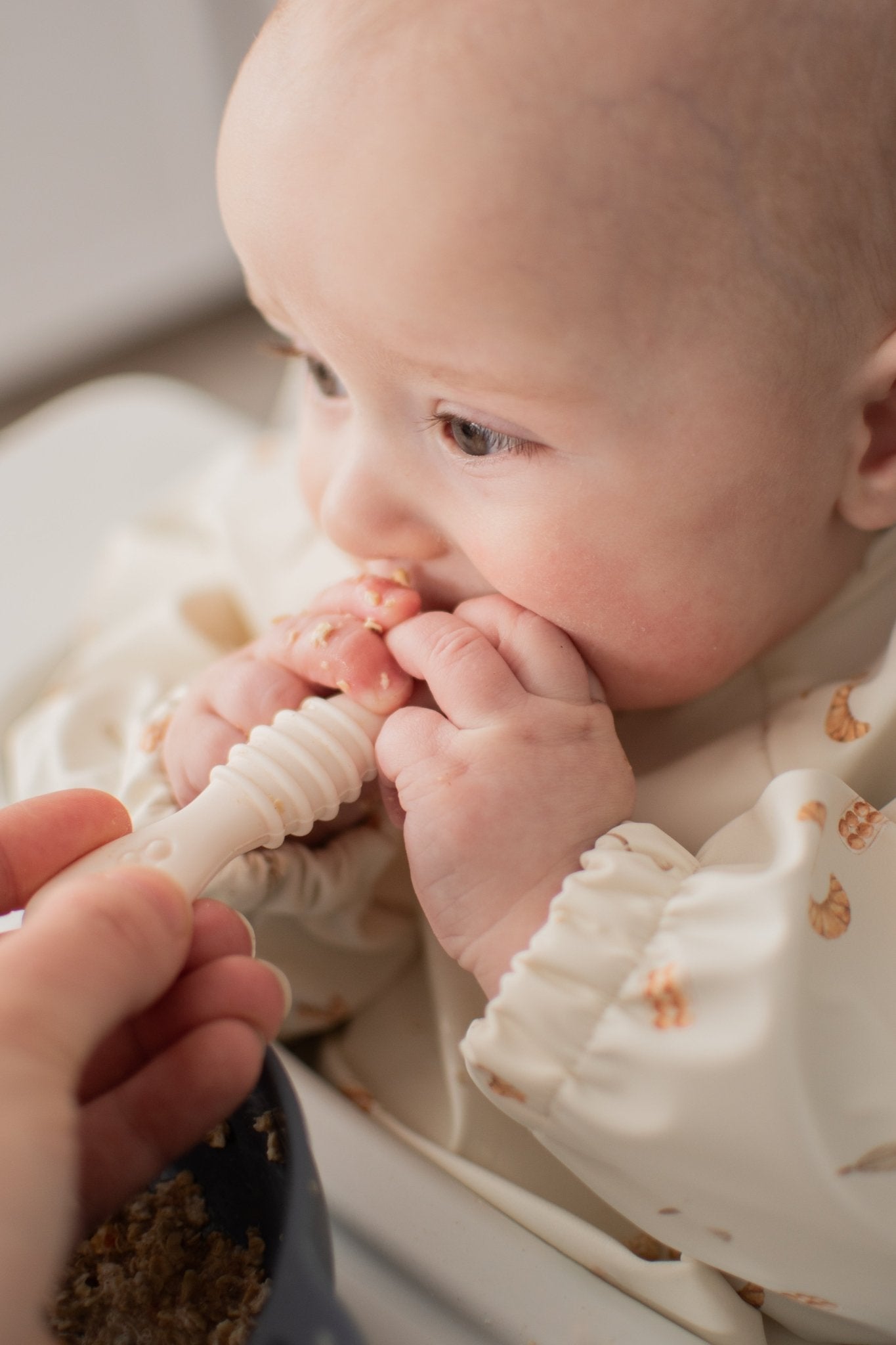 Les cuillères d'apprentissage en silicone - Les Trouvailles de JustineBébés et tout - petitsMicassoandcomauve et blanc crème