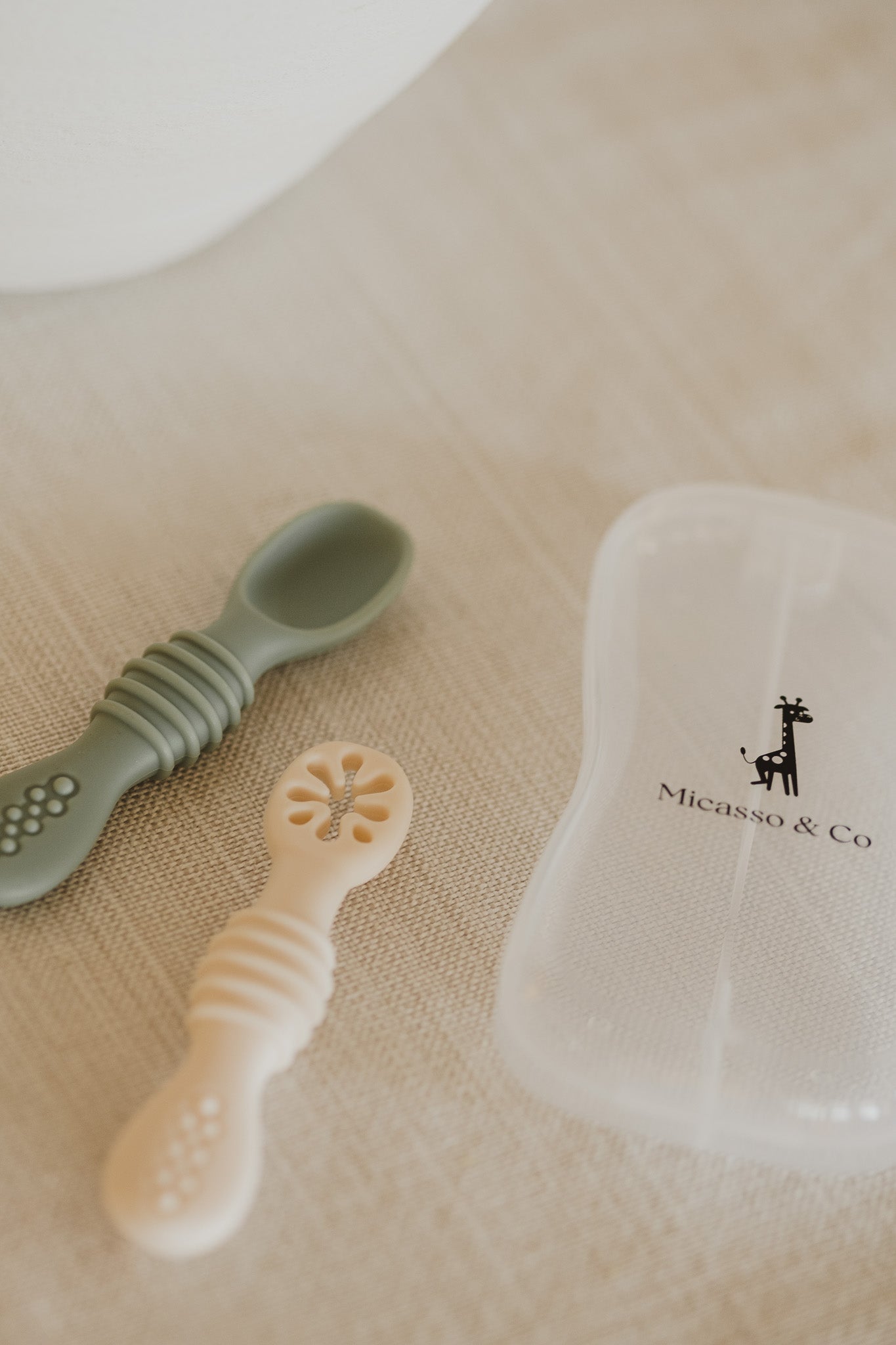 Les cuillères d'apprentissage en silicone - Les Trouvailles de JustineBébés et tout - petitsMicassoandcovert tendre et blanc crème