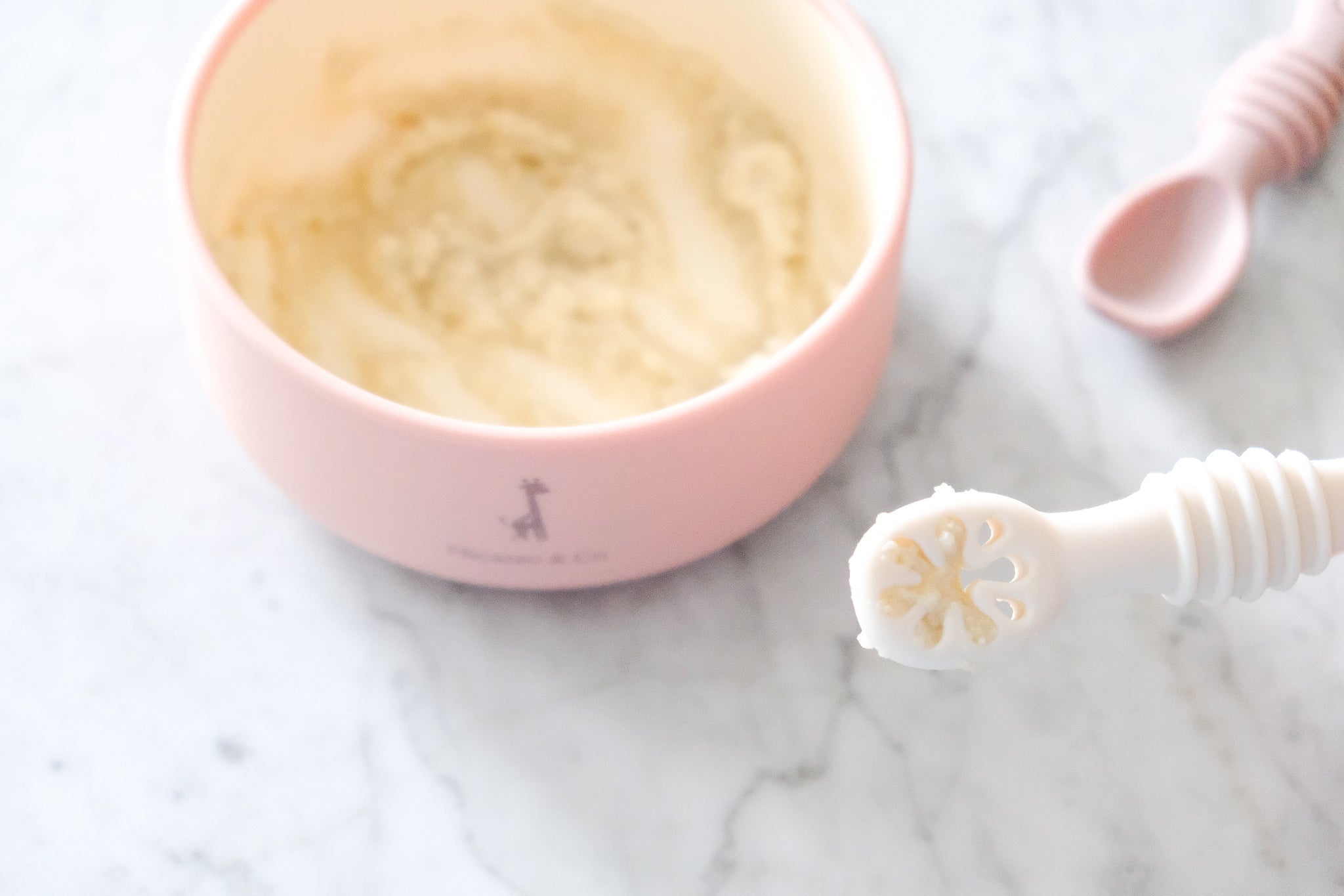 Les cuillères d'apprentissage en silicone - Les Trouvailles de JustineBébés et tout - petitsMicassoandcovieux rose et blanc crème