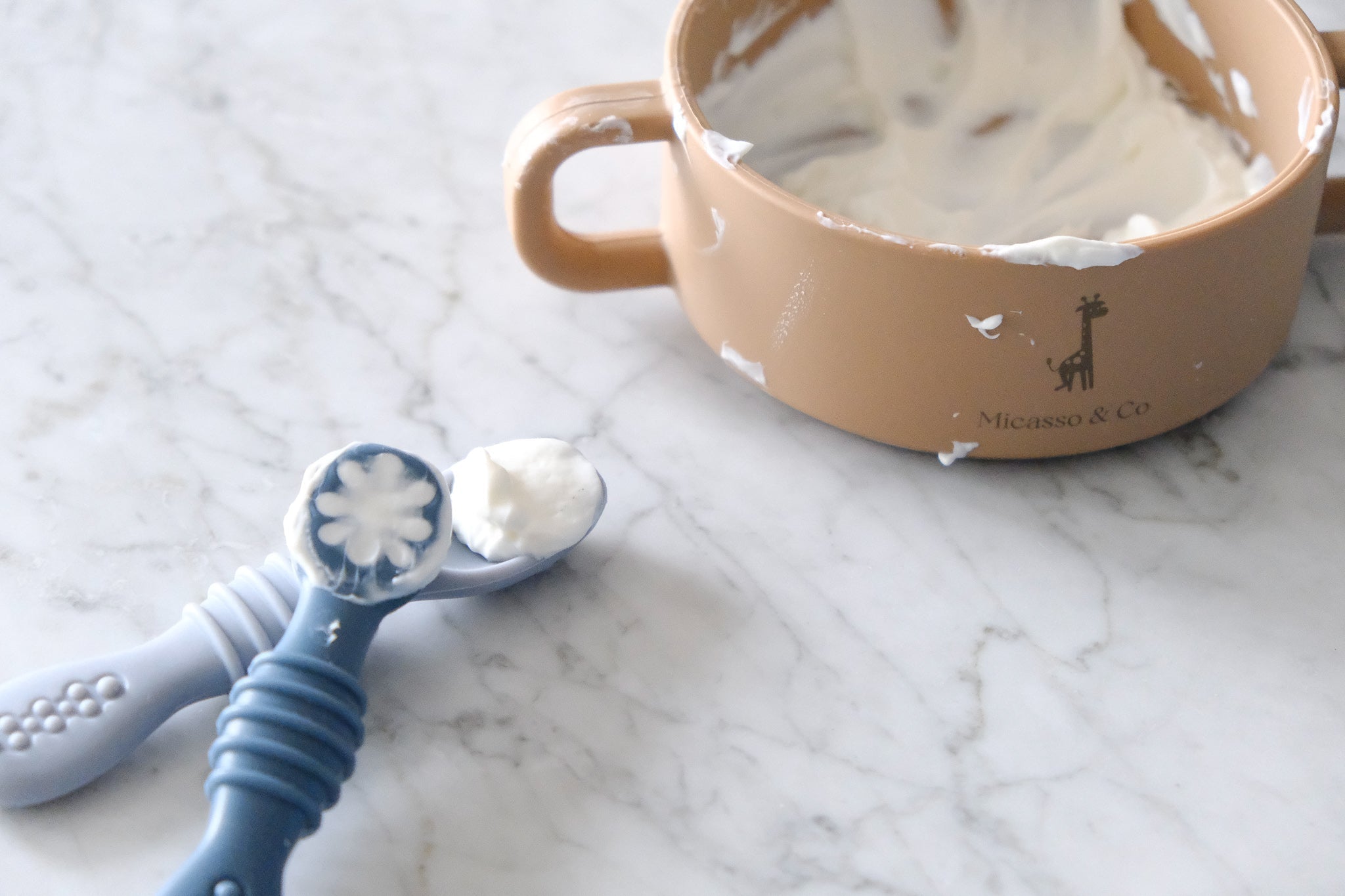 Les cuillères d'apprentissage en silicone - Les Trouvailles de JustineBébés et tout - petitsMicassoandcovieux rose et blanc crème