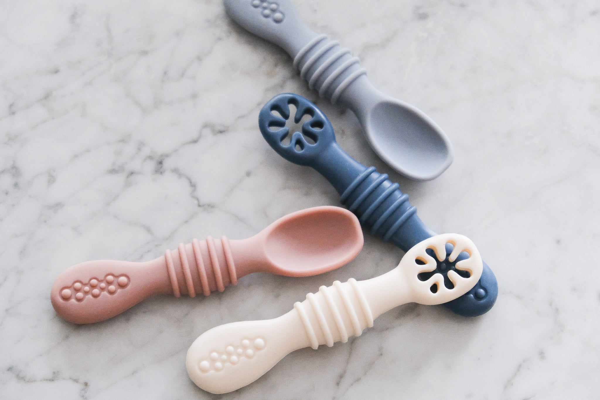 Les cuillères d'apprentissage en silicone - Les Trouvailles de JustineBébés et tout - petitsMicassoandcovieux rose et blanc crème