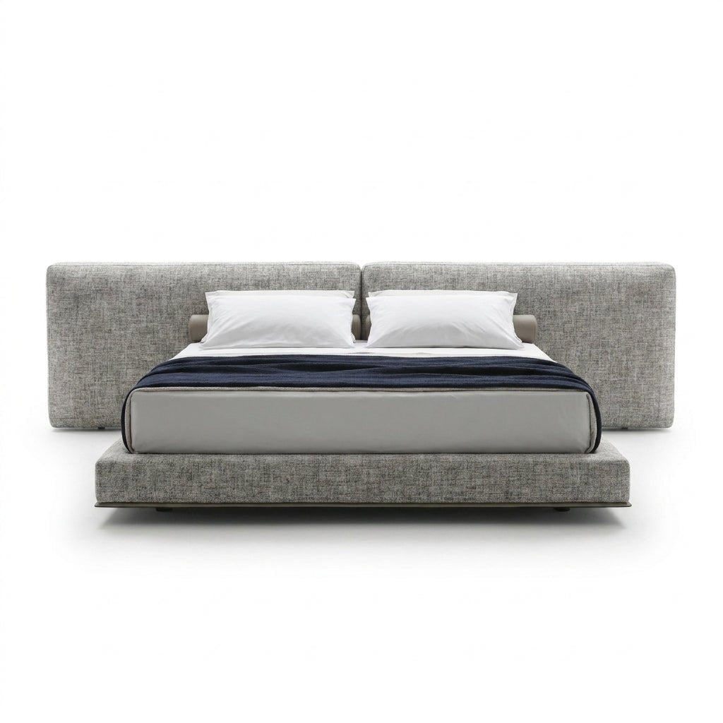 Tête de lit rembourrée en tissu gris clair, sommier et draps blancs