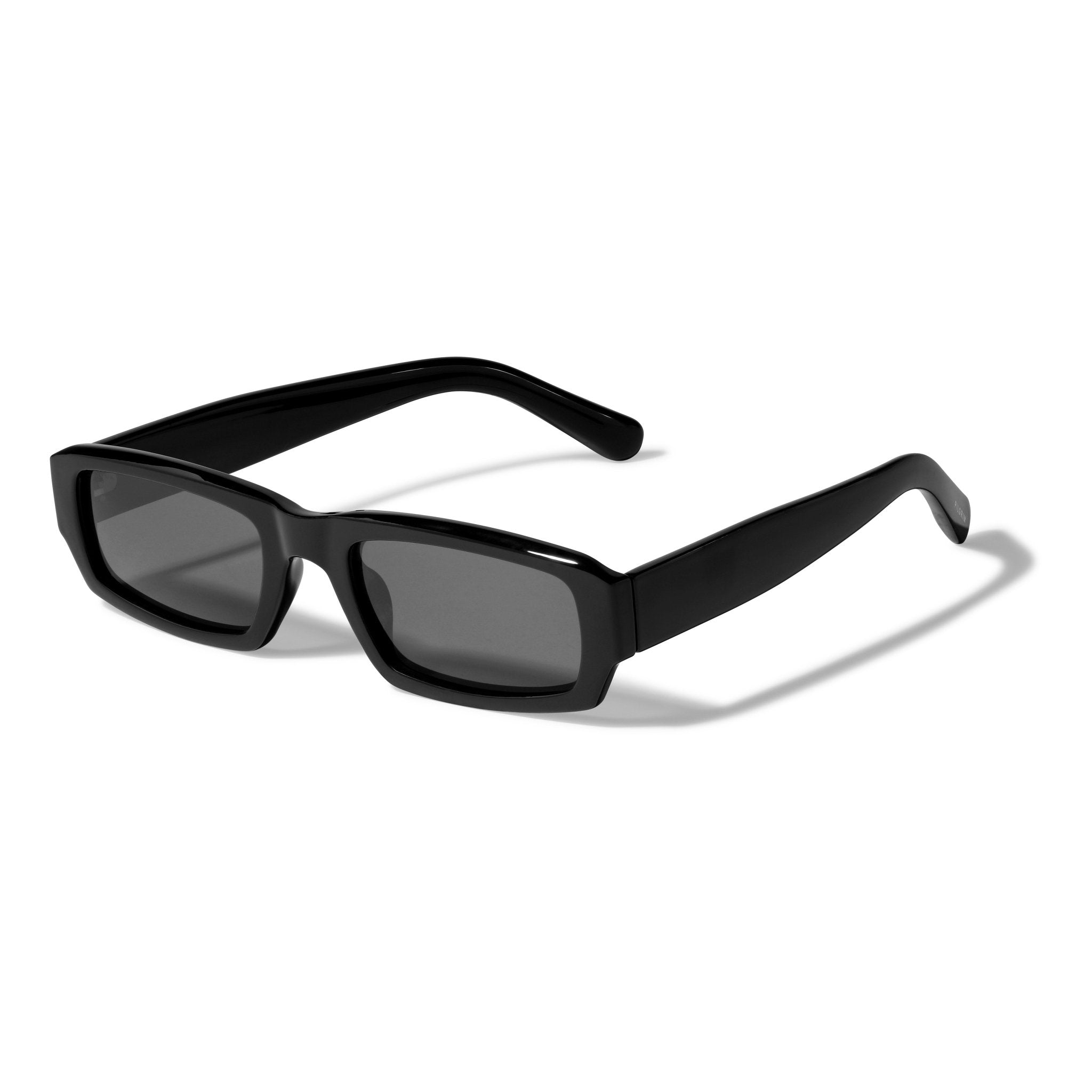 Lunettes de soleil ALAYNA noires Pilgrim avec monture angulaire, branches épaisses et matériaux recyclés.