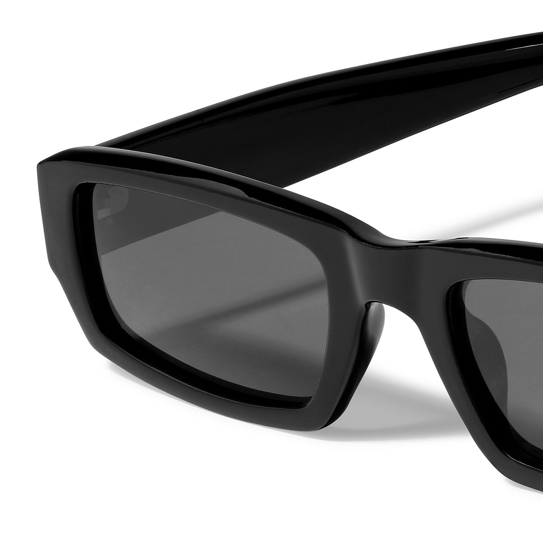 Lunettes de soleil noires, monture épaisse carrée, verres fumés.