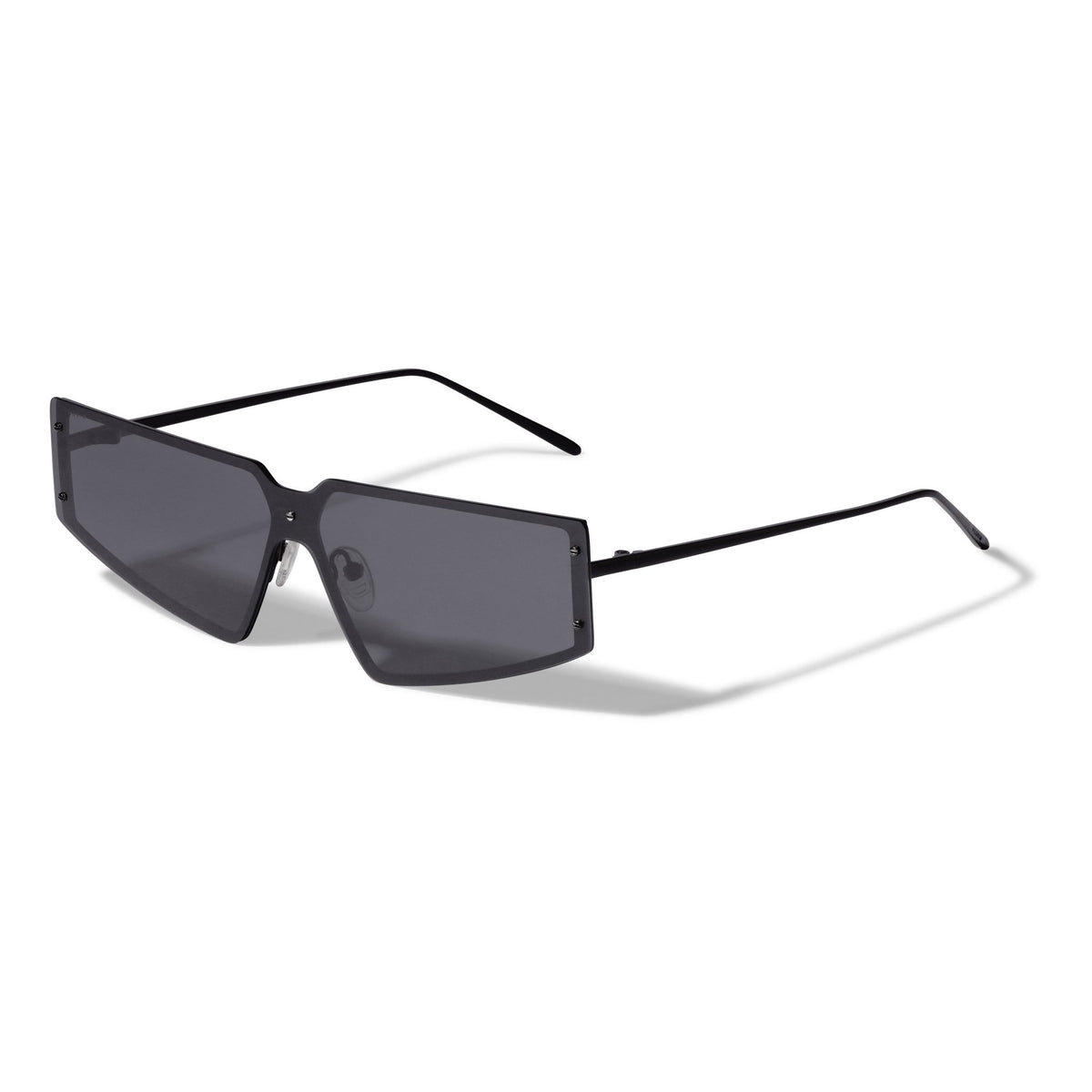 Lunettes de soleil ALEXIA noires Pilgrim avec monture métallique fine, verres foncés et design angulaire.