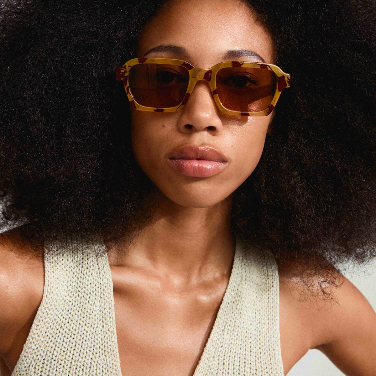Lunettes de soleil écaille marron clair avec verres ambrés portées sur le visage