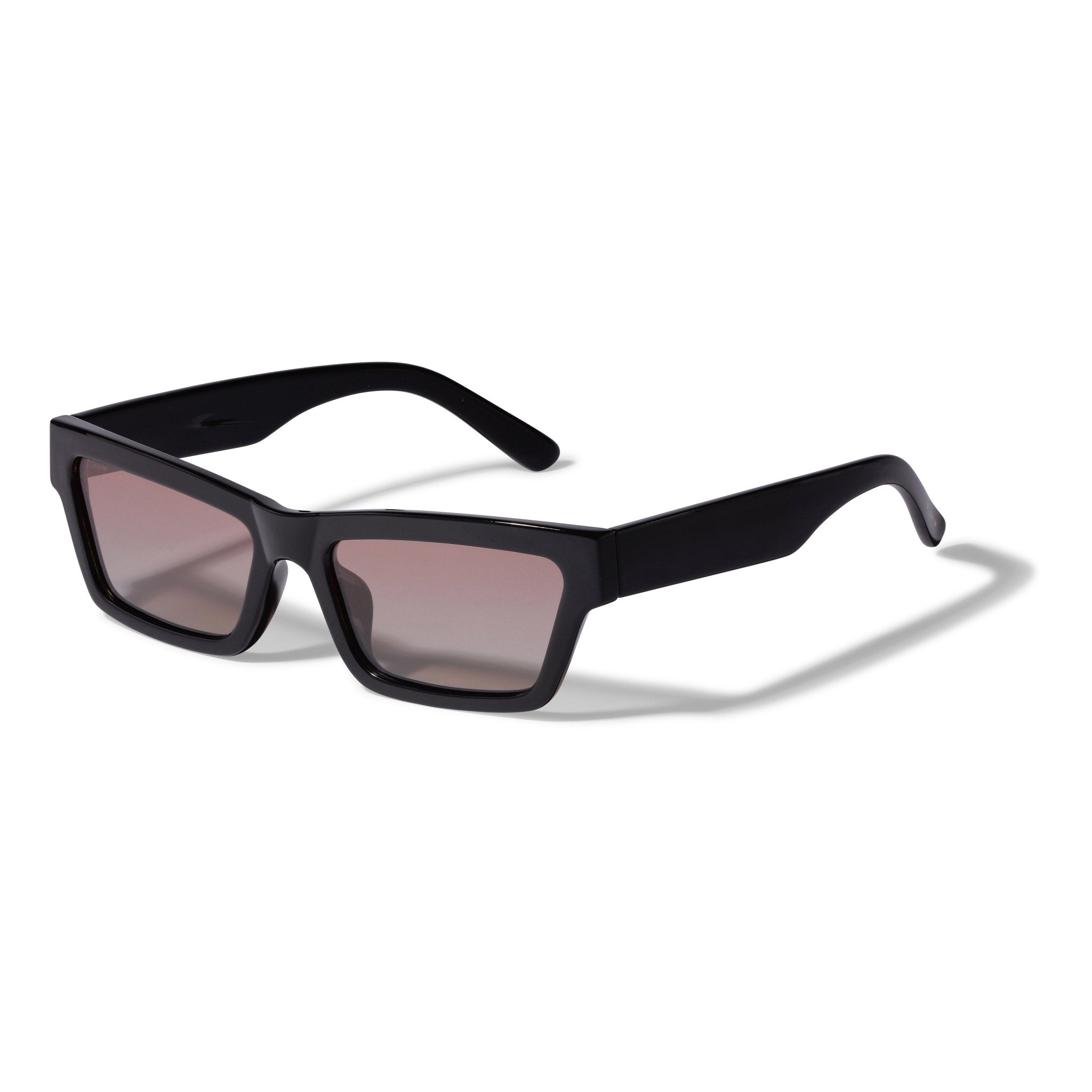Lunettes de soleil ASHLYN noires Pilgrim avec design angulaire moderne et matériaux recyclés.