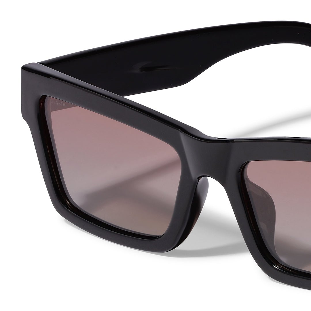 Lunettes de soleil noires, gros plan monture angulaire et verres teintés.