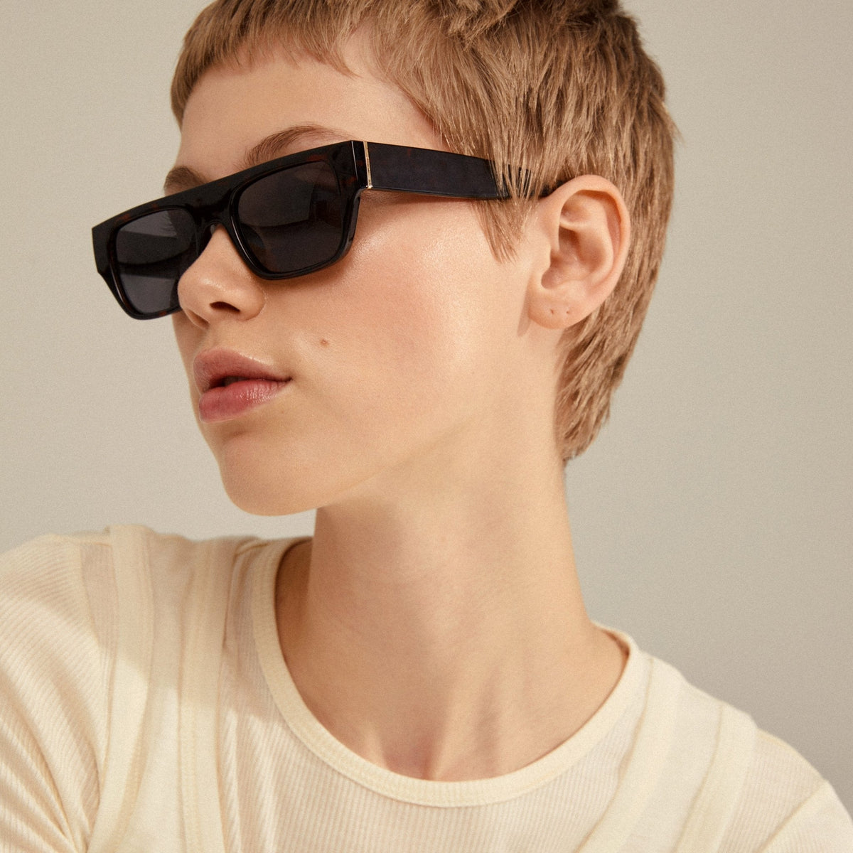 Lunettes de soleil ENIEL brun écaille, verres foncés, vue de côté avec branches