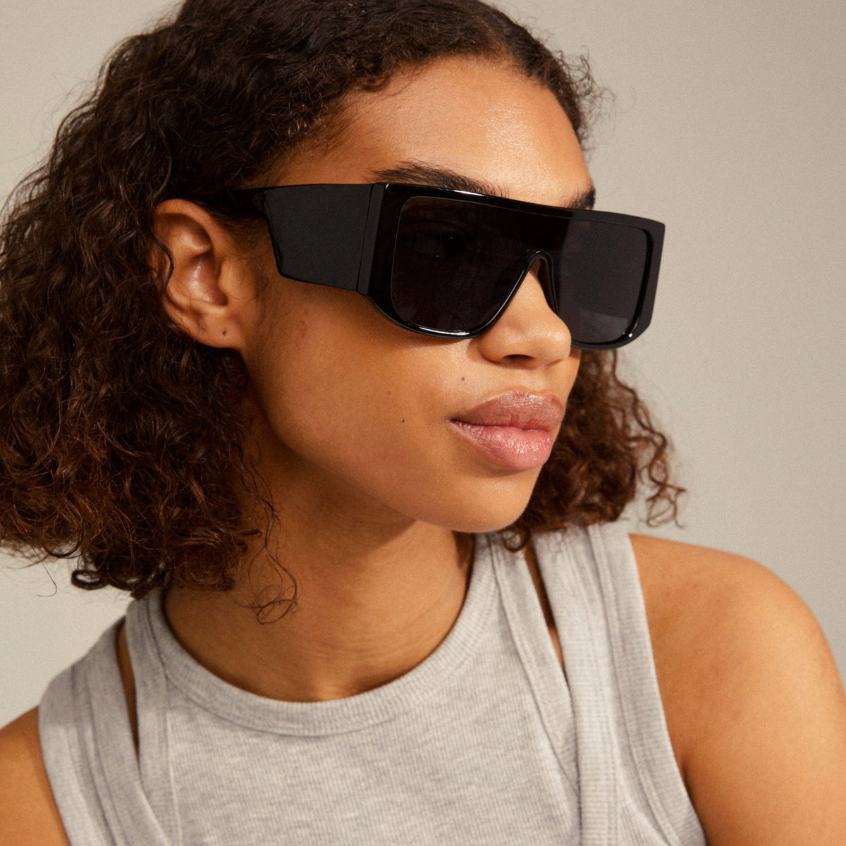 Lunettes de soleil noires surdimensionnées, vue de profil, monture épaisse carrée