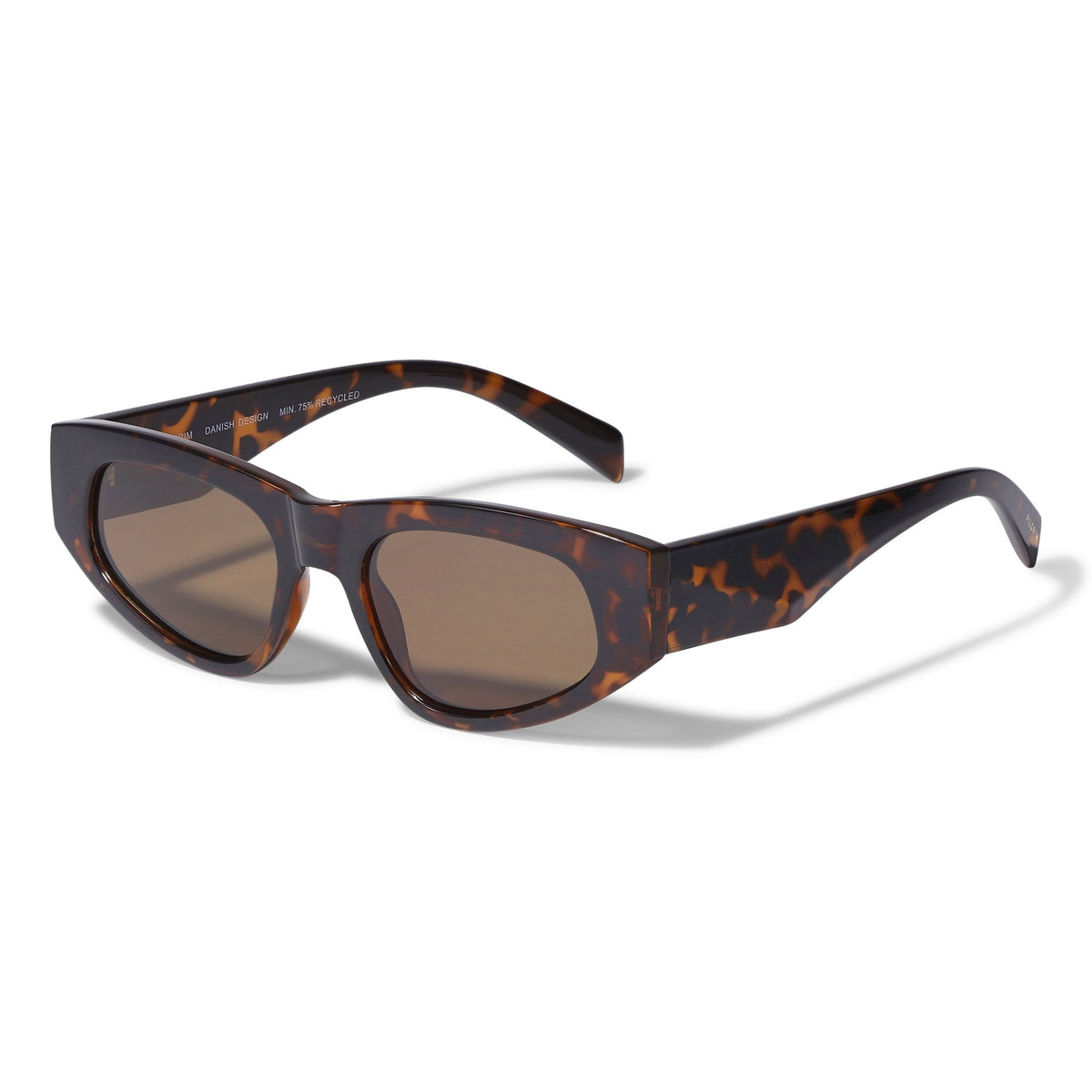 Lunettes de soleil JUNIE Pilgrim avec monture épaisse effet écaille marron et verres marron UV400.