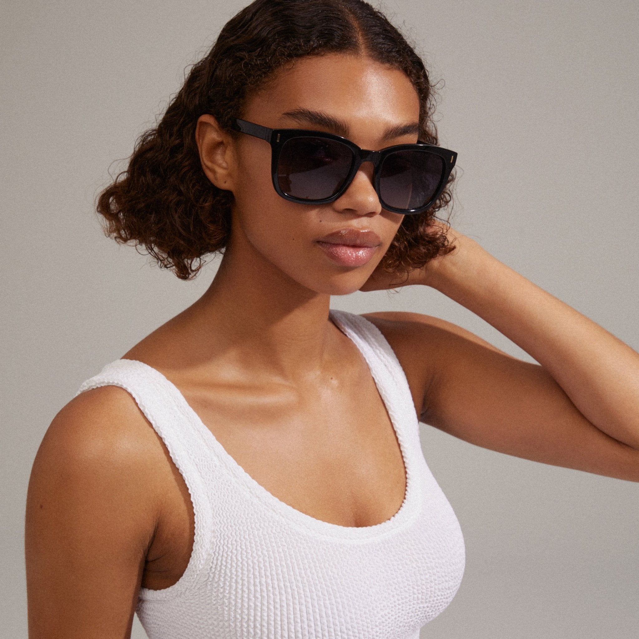 Lunettes de soleil KATYA à monture noire, verres teintés foncés en style rétro