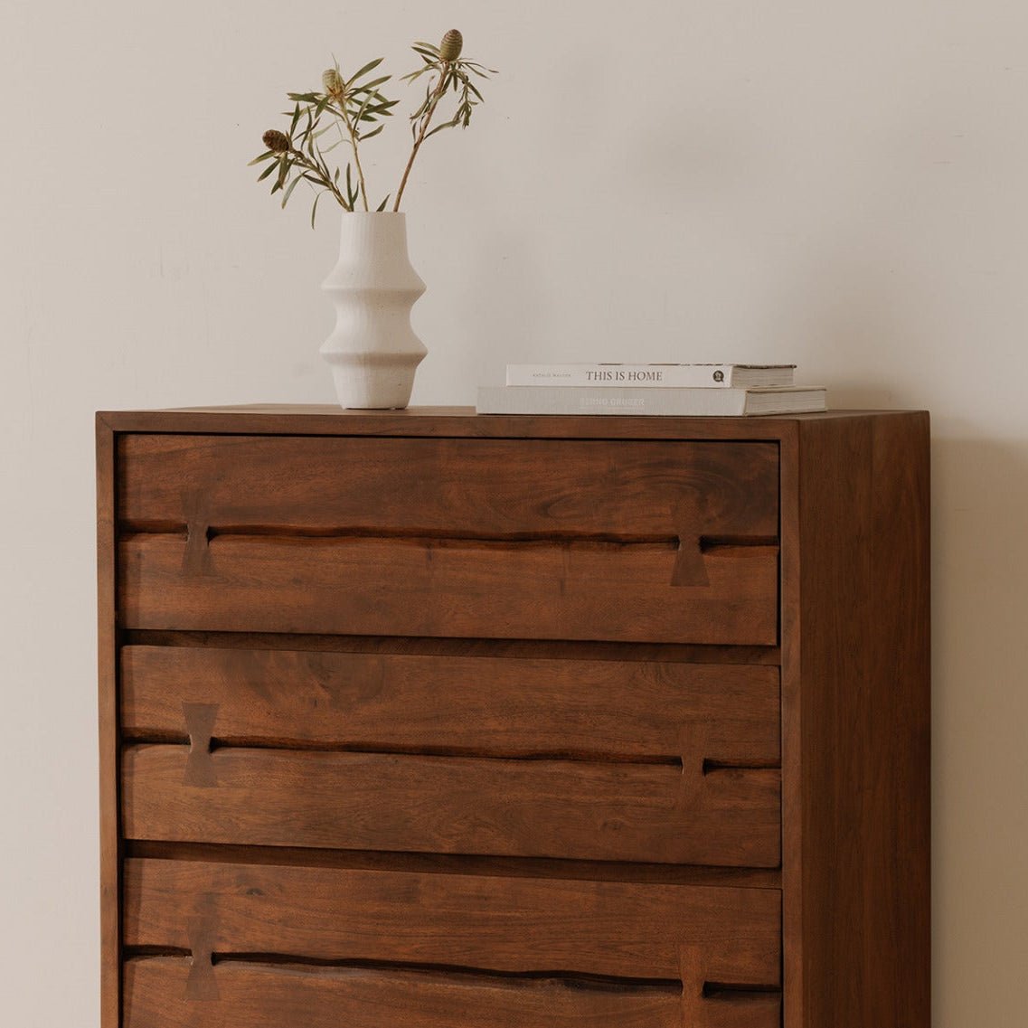 Commode Mahajanga | Acacia massif | 5 tiroirs | Finition brun chaud