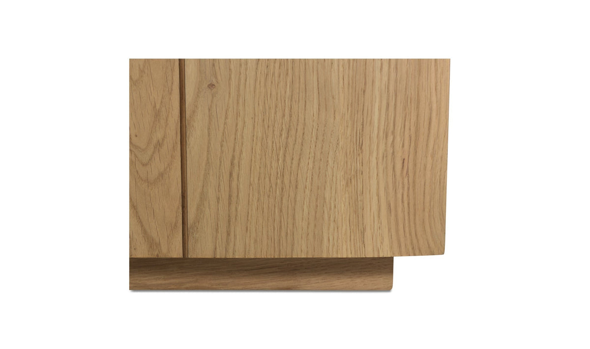 Façade de meuble en chêne massif : texture du bois et ligne de porte, gros plan.