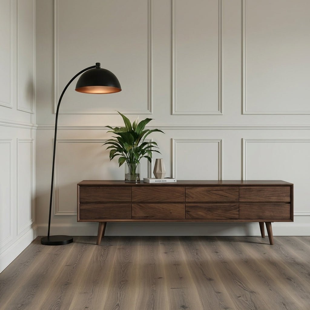 Meuble TV en bois brun foncé, façade à portes multiples, pieds en bois inclinés