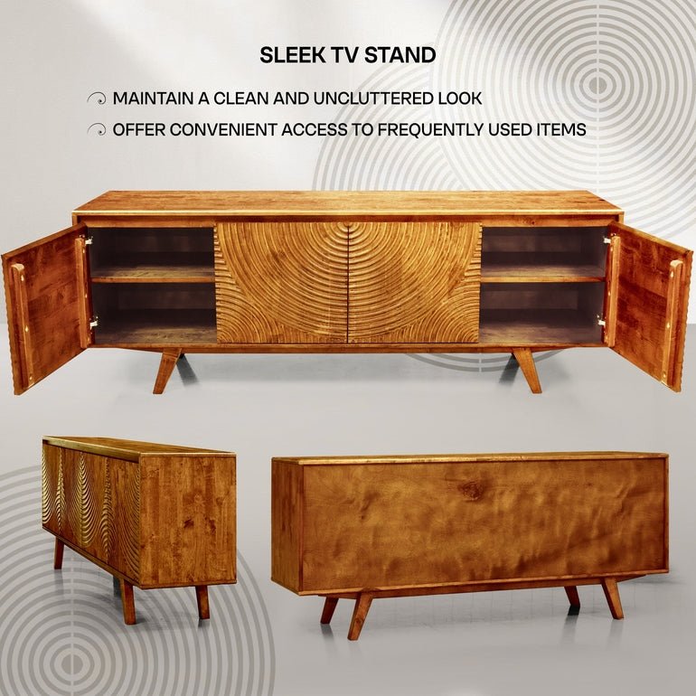 Meuble TV en bois massif brun, façade à panneaux décoratifs, portes et niches