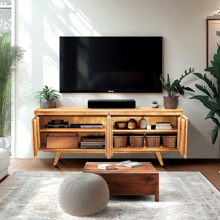 Meuble TV en bois clair, rangement ouvert au centre et 2 portes, pieds inclinés.