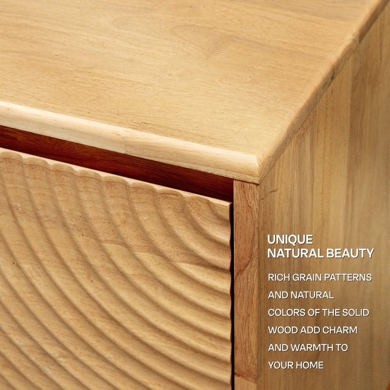 Meuble TV en bois clair : veinage visible et panneau latéral côtelé.