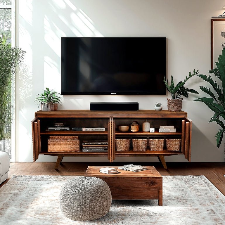 Meuble TV en bois brun caramel avec compartiments ouverts pour rangement multimédia