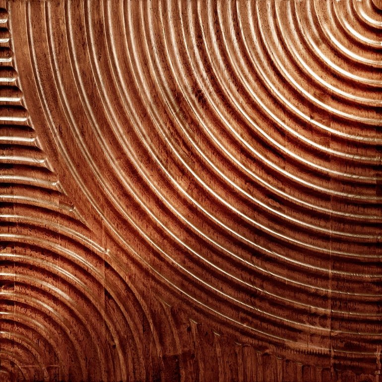 Façade du meuble TV en bois brun, motif de veines ondulées en relief