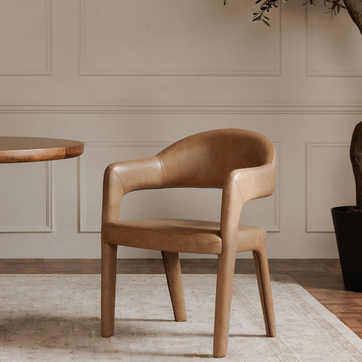 Chaise de salle à manger Miles avec dossier enveloppant et accoudoirs