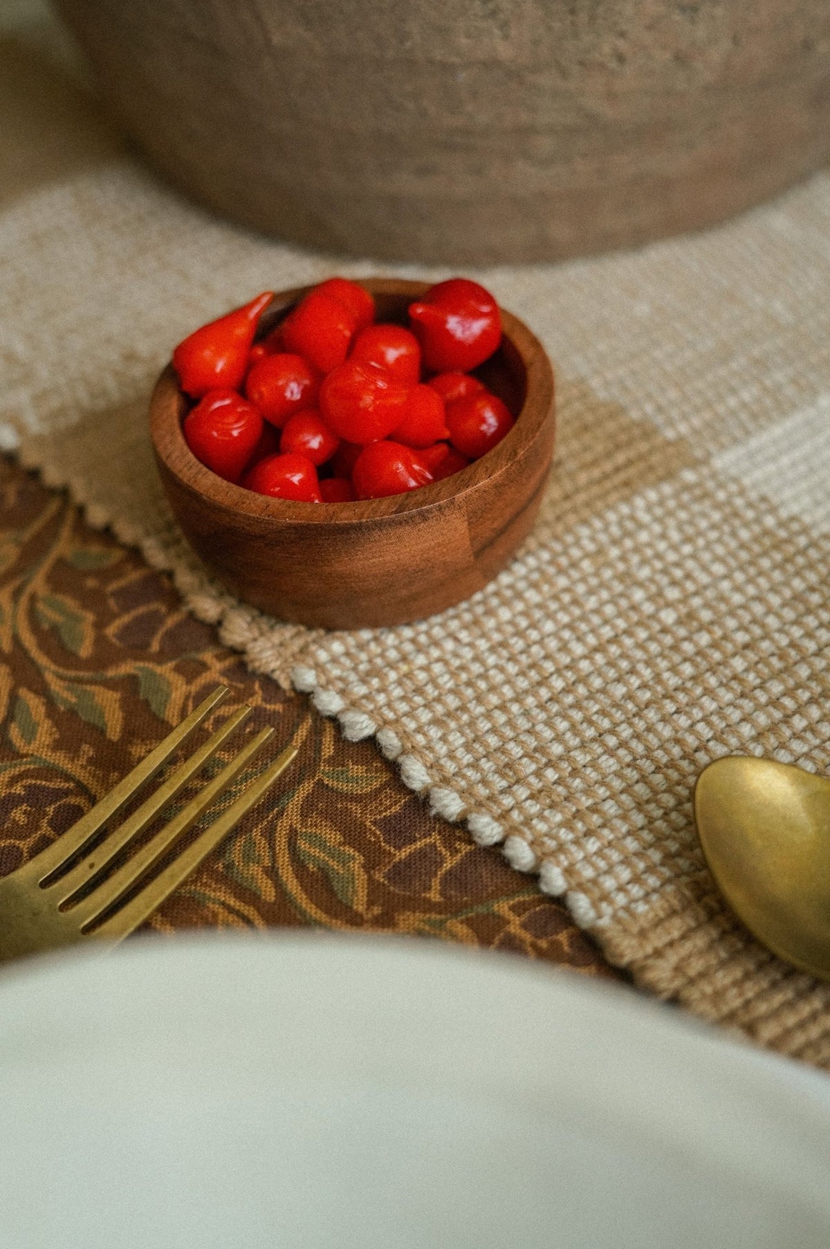 Mini bol en bois d’acacia avec fruits rouges, bord arrondi