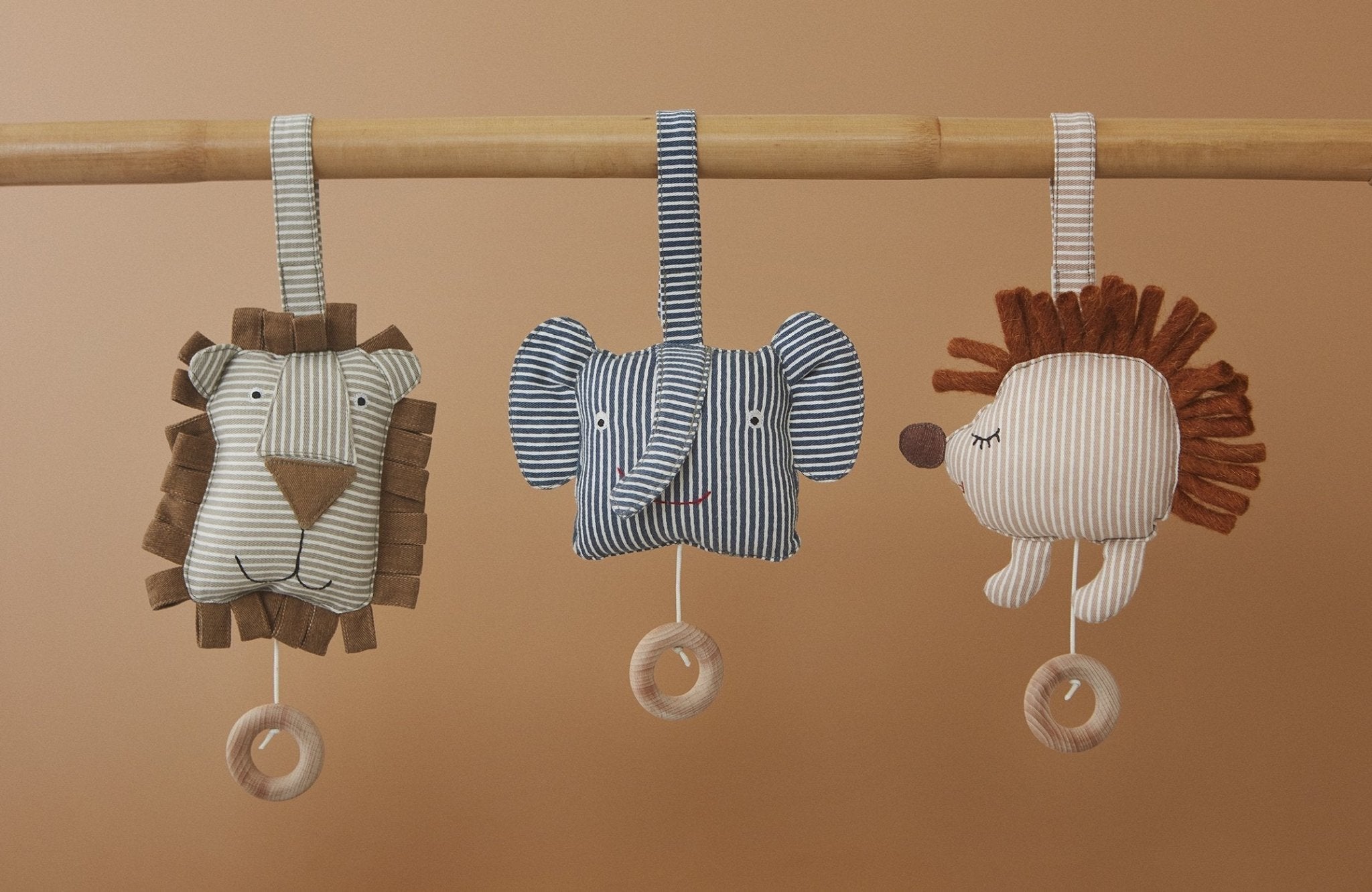 Mobile musical Hope le hérisson beige en coton biologique par OYOY MINI