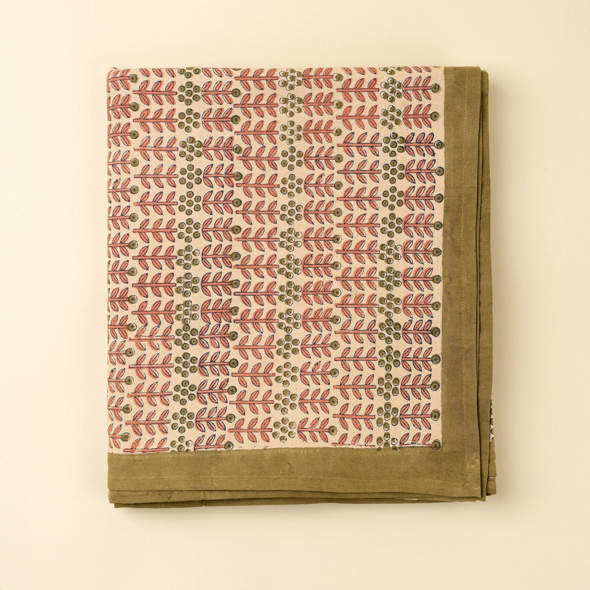 Nappe en coton imprimée au bloc, fond écru et bord vert olive, motifs feuilles