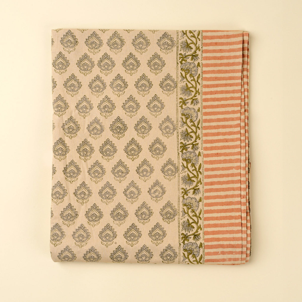 Nappe en coton beige à motifs ornementaux, bordure feuillages verts et rayures orange