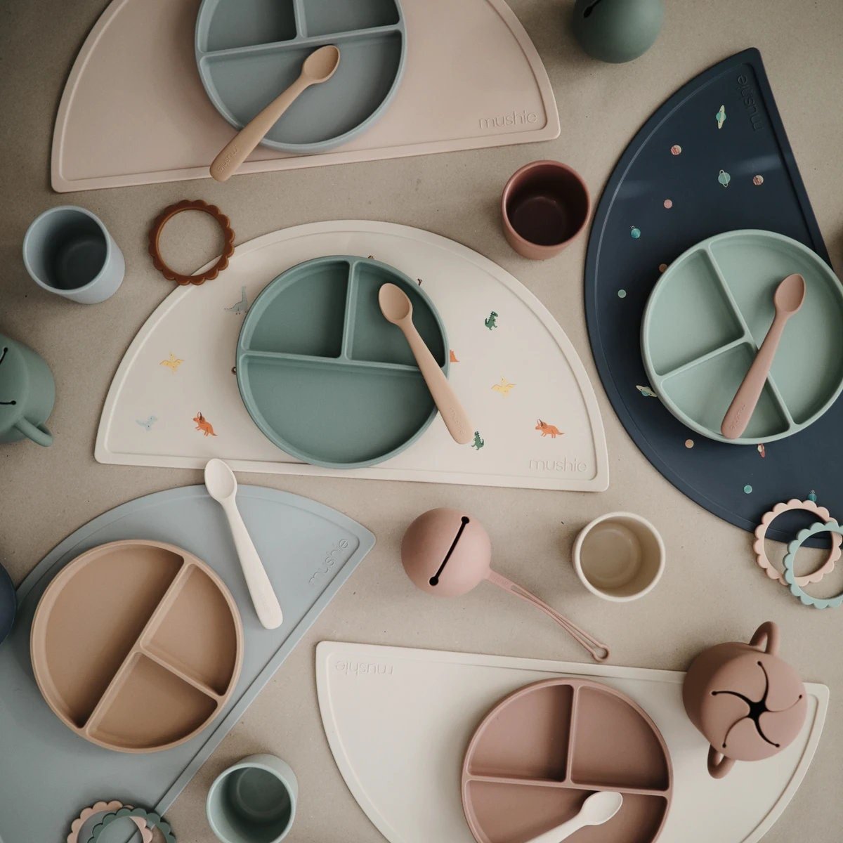 Napron de table en silicone à compartiments, bleu clair et contour sombre, avec motifs