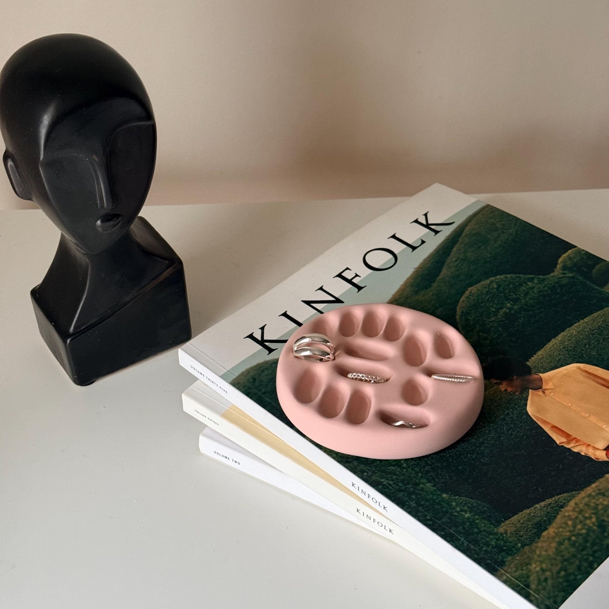 Organisateur à bagues minimaliste en jesmonite | Plateau sculptural fait à la main | Estelle Studio - Les Trouvailles de JustineEstelle StudioNude