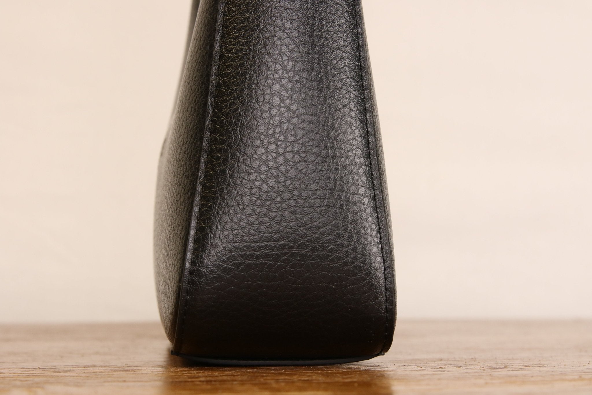 Origyn 01 | Sac à Bandoulière en Cuir Végétal Vegan | Fabriqué avec MIRUM® sans Plastique - Les Trouvailles de JustineHandbagOrigynNoir