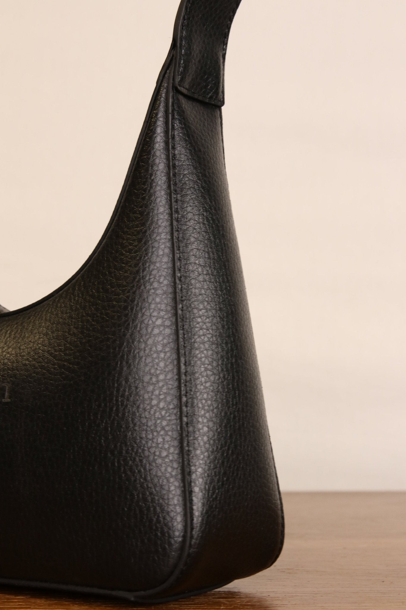 Origyn 01 | Sac à Bandoulière en Cuir Végétal Vegan | Fabriqué avec MIRUM® sans Plastique - Les Trouvailles de JustineHandbagOrigynNoir