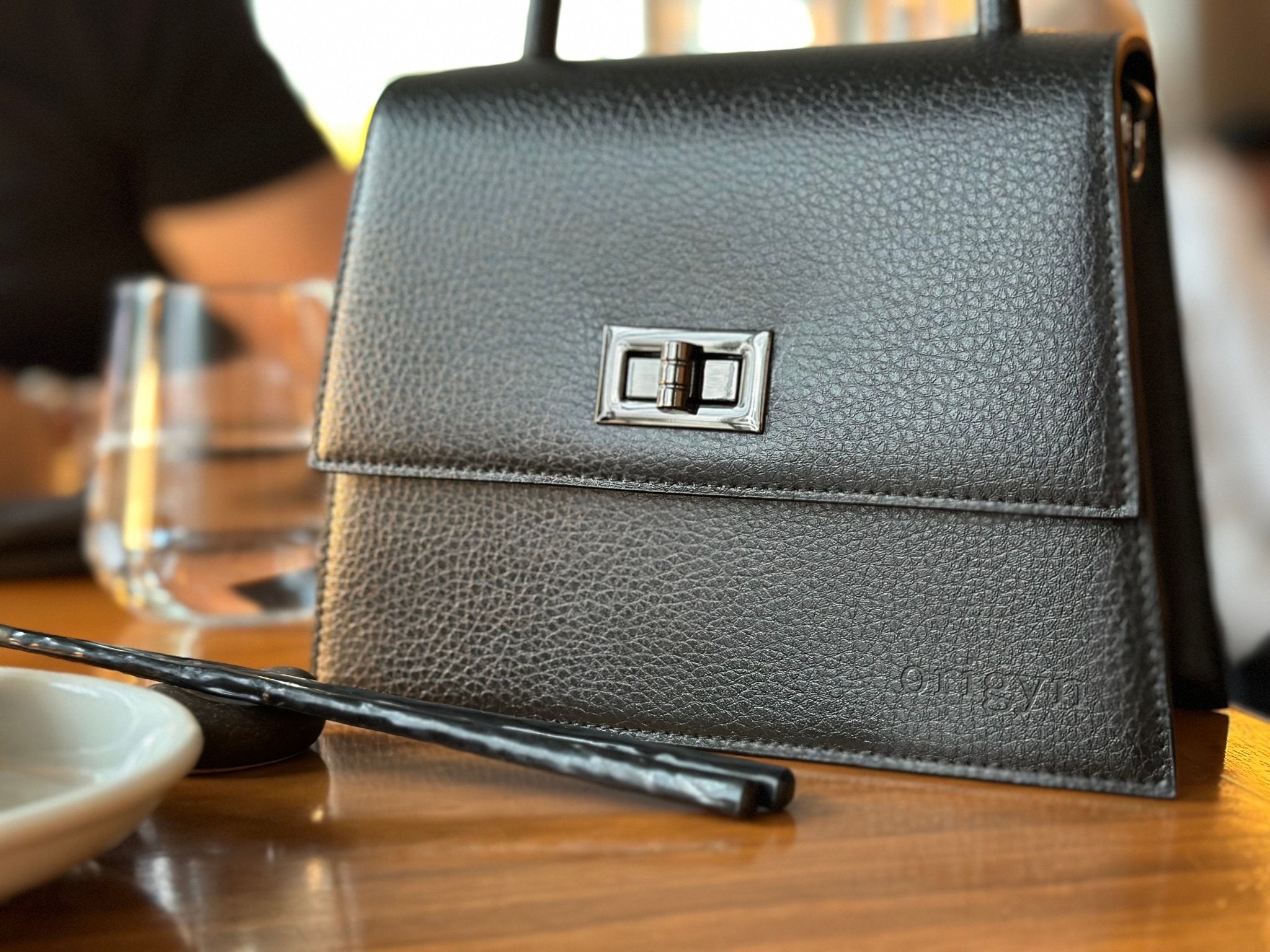 Origyn 03 | Sac Kelly en Cuir Végétal Vegan | Fabriqué avec MIRUM® sans plastique - Les Trouvailles de JustineHandbagOrigynNoir