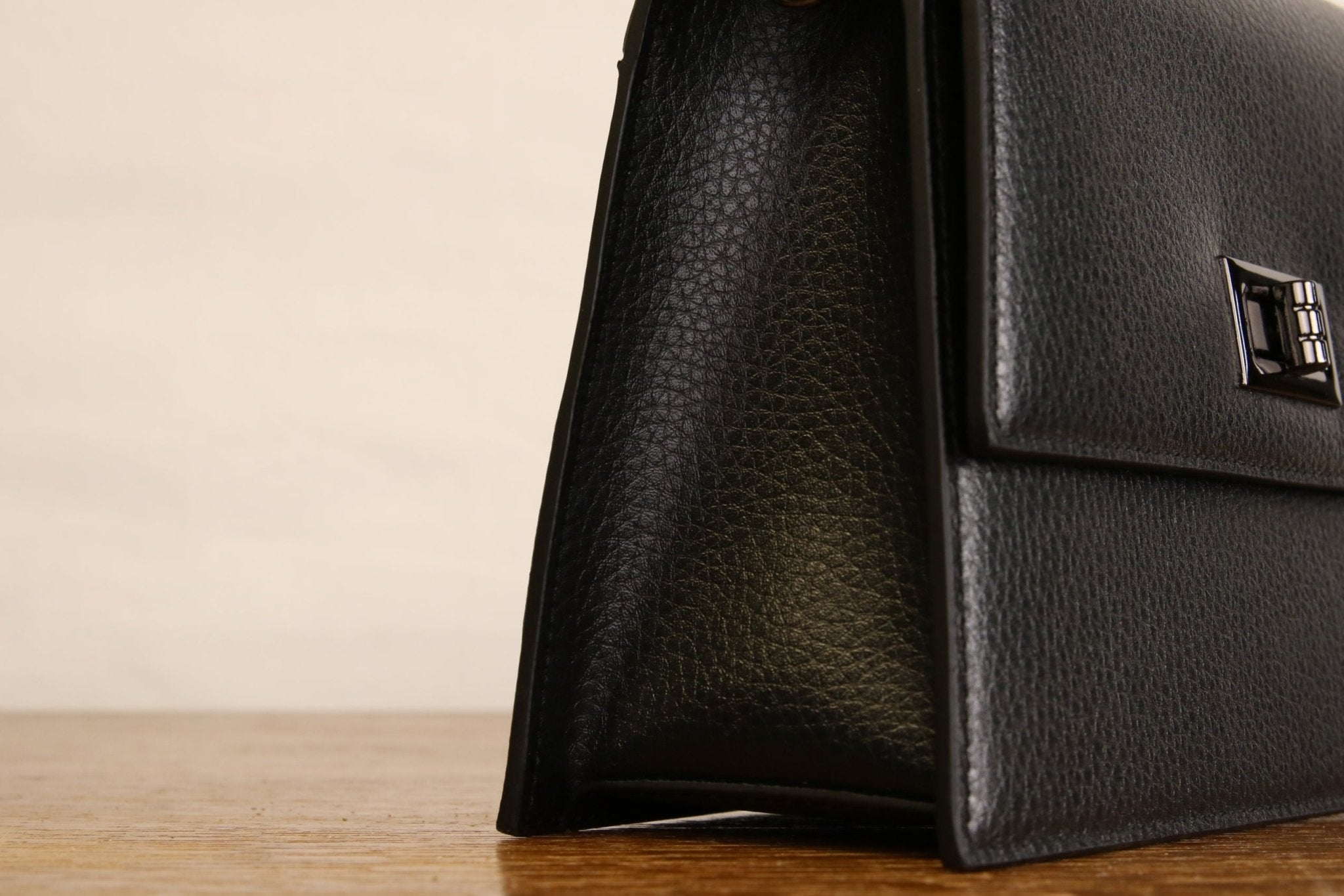 Origyn 03 | Sac Kelly en Cuir Végétal Vegan | Fabriqué avec MIRUM® sans plastique - Les Trouvailles de JustineHandbagOrigynNoir