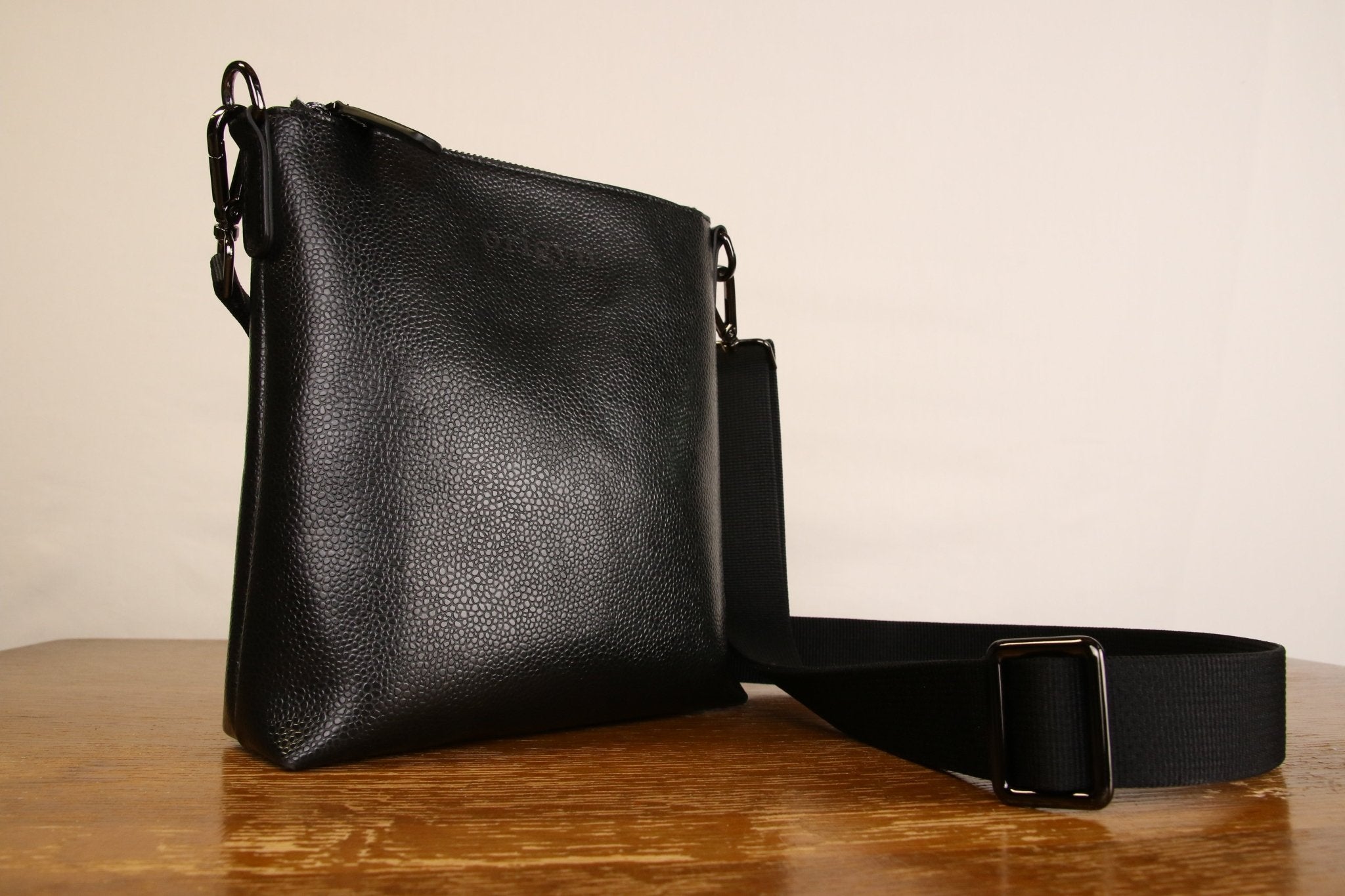 Origyn 04 | Sac à Main Zippé en Cuir Végétal Vegan | Fabriqué avec MIRUM® sans Plastique - Les Trouvailles de JustineHandbagOrigynNoir